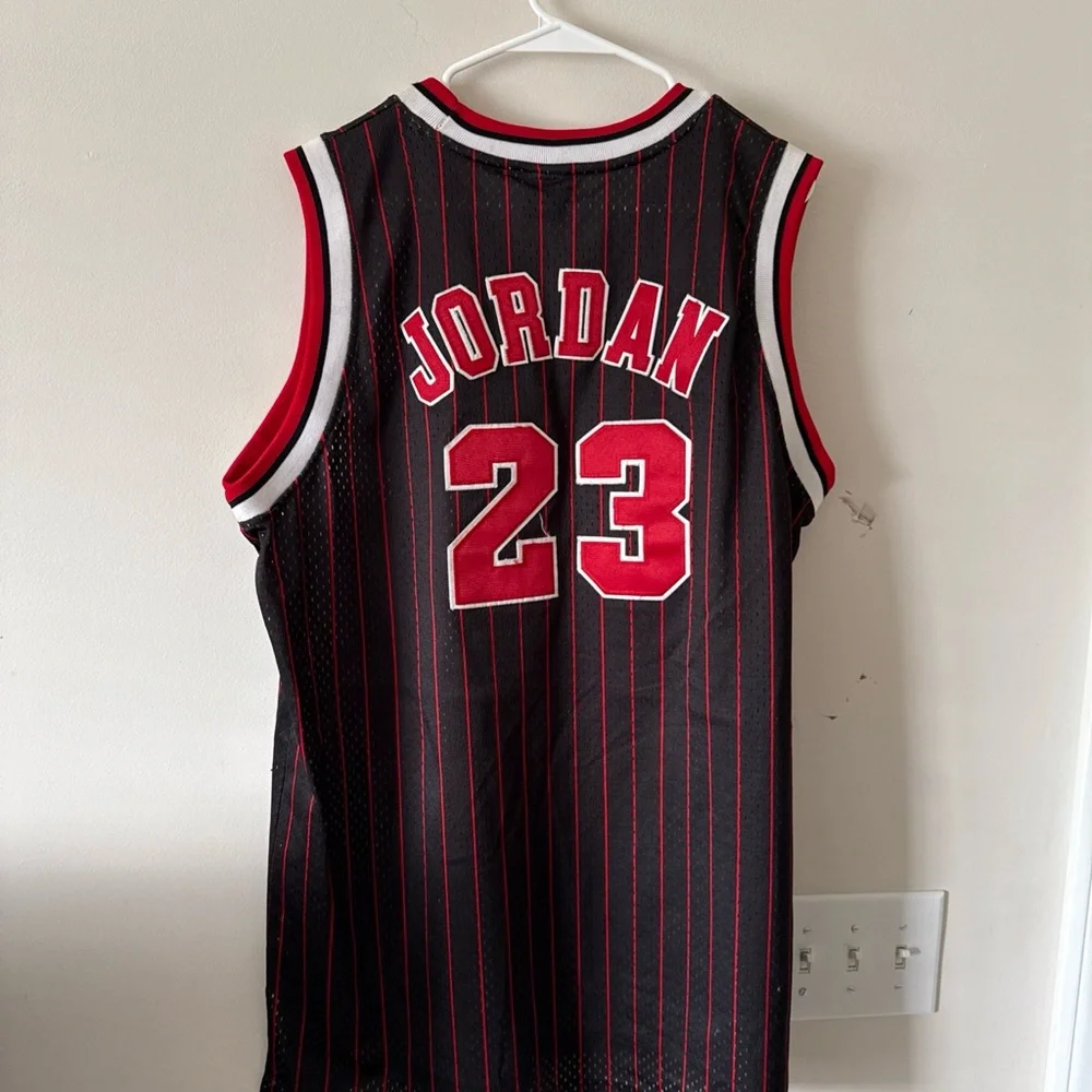 Men’s Nike Michael Jordan #23 Chicago Bulls Jersey Black Pinstripe Sz 50 - NWOT - Picture 5 of 5